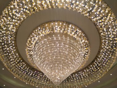 Seçici odak ile dekoratif ışık asılı bir resim