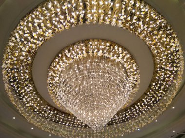 Seçici odak ile dekoratif ışık asılı bir resim