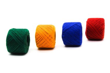 Beyaz arkaplanda izole edilmiş iplik makaralarının resmi