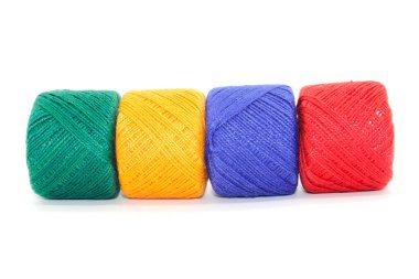 Beyaz arkaplanda izole edilmiş iplik makaralarının resmi