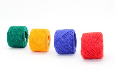 Beyaz arkaplanda izole edilmiş iplik makaralarının resmi