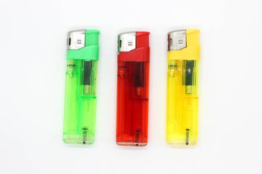 Beyaz arkaplanda izole edilmiş bir puro çakmağı resmi