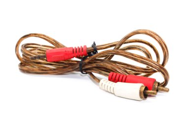 Beyaz arkaplanda izole edilmiş bir ses kablosu resmi