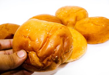 Beyaz arkaplanda izole edilmiş hamburger çörekleri resmi.