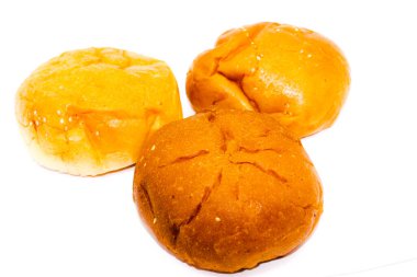 Beyaz arkaplanda izole edilmiş hamburger çörekleri resmi.