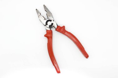 Beyaz arkaplanda izole edilmiş bir tel kesici resmi