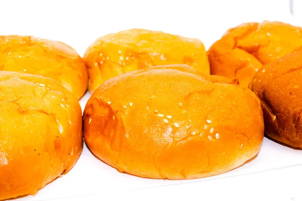 Beyaz arkaplanda izole edilmiş hamburger çörekleri resmi.