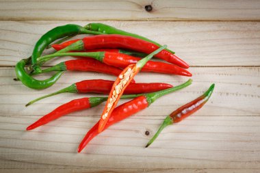 Ahşap arka plan üzerinde kırmızı biber