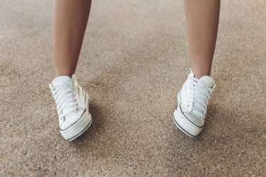 Kadın bacakları spor ayakkabı