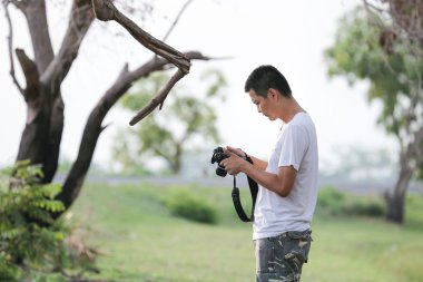 Bir adam fotoğraf çekmek