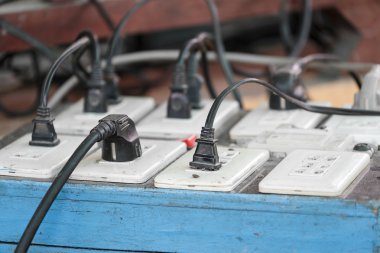 Birden çok elektrik fişleri 