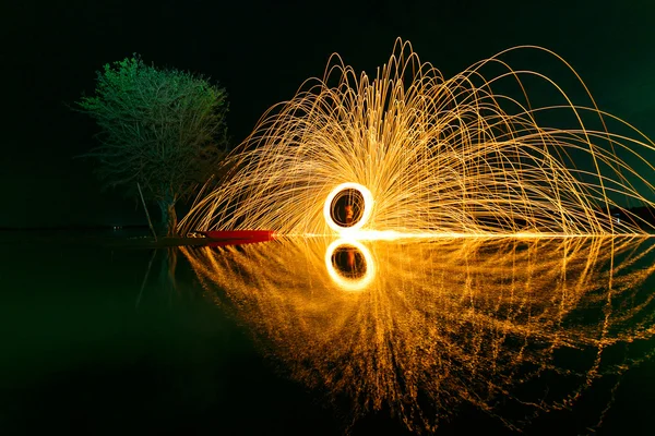 Reflejo del fuego oscilante — Foto de Stock