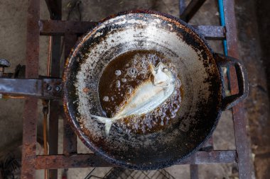 bir tavada kızartma balık