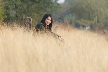 Mutluluk kadın zevk oturup otlak 