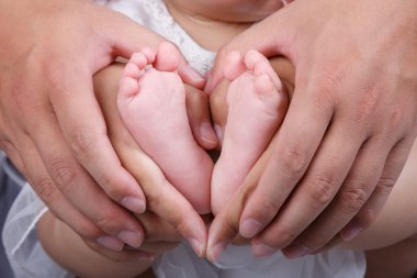 Bebek ayak, baba ve annenin elleri