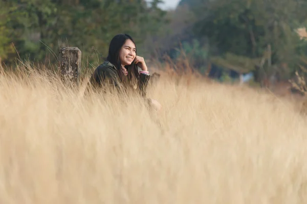 행복 여자 초원에 앉아 즐길 수 — 스톡 사진