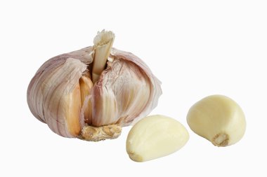 Beyaz arkaplanda sarımsak