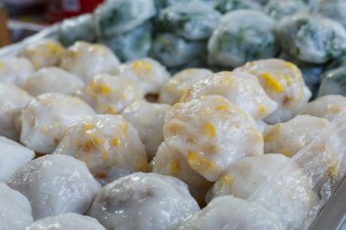 Kızarmış hamur pasta sebze ile