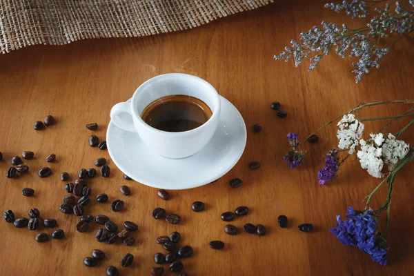 Gorąca kawa na Puchar i na stół z drewna — Zdjęcie stockowe