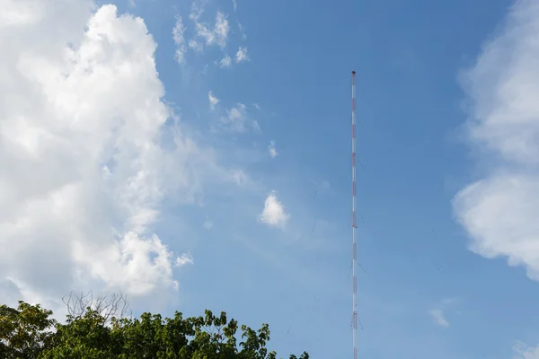 Antena de radio y cielo azul — Foto de Stock