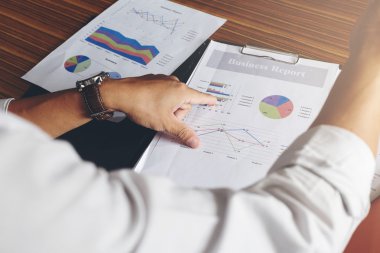Dizüstü bilgisayar ve belgeleri ve co ofisinde çalışan iş adamı