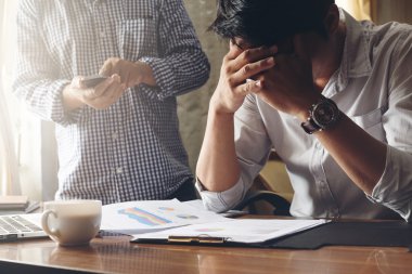 Dizüstü bilgisayar ve belgeleri ve co ofisinde çalışan iş adamı