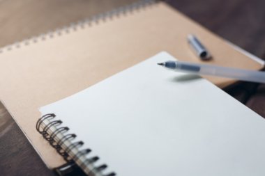 Kalem bulanıklık ve ahşap arka plan üzerinde not defteri geri dönüşüm