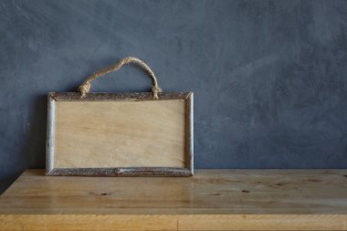 Ahşap zemin üzerinde ahşap çerçeve ile etiket ve arka plan çimento