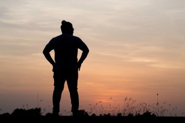 Adam güzel gökyüzü günbatımı siluet