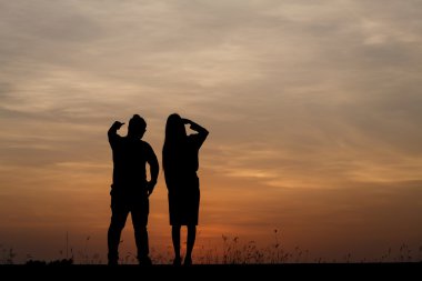 Erkek ve kadın ile güzel gökyüzü günbatımı siluet