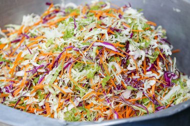 Rendelenmiş marul, havuç ve lahana birlikte büyük bir yay karışık