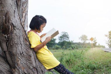 Kitap okuyan tatlı bir kız.