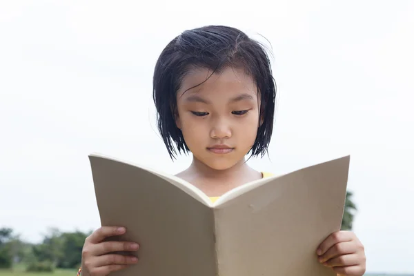 Linda chica leyendo un libro . — Foto de Stock