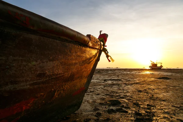 Puestas de sol y barco pesquero — Foto de Stock