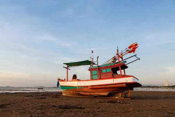 Puestas de sol y barco pesquero — Foto de Stock