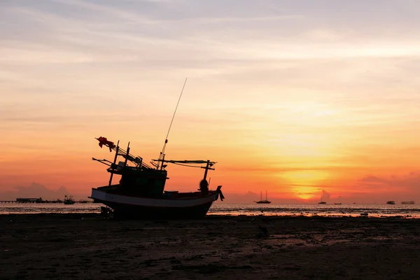 Sunsets and siluate boat — Stock Photo, Image
