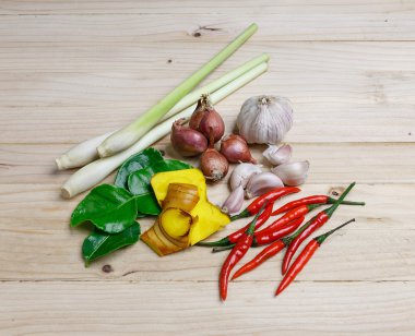 Taze otlar ve baharatlar tom yum