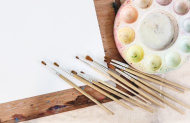 Palet ile yönetim kurulu ve fırça arka plan