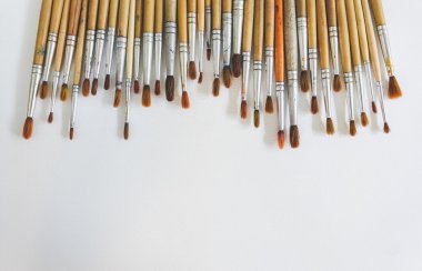 Beyaz kağıt üzerine fırça