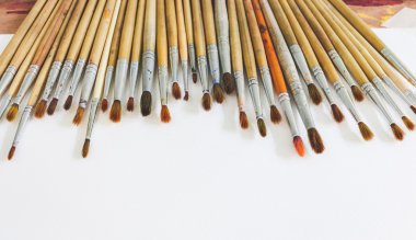 Beyaz kağıt üzerine fırça