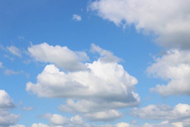 Arkaplan veya duvar kağıtları için beyaz bulutlu parlak mavi gökyüzü. Grafik tasarımı için tropikal doğanın güzelliği.