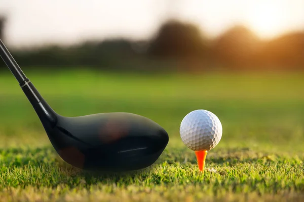 Golfclubs Golfballen Een Groen Gazon Een Prachtige Golfbaan Met Ochtendzon — Stockfoto