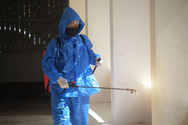 Los Trabajadores Salud Con Ropa Estéril Están Rociando Productos Químicos — Foto de Stock