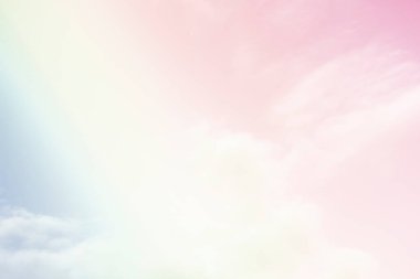 Gökyüzü ve bulutlar pastel tonlarda. Grafik tasarımı veya romantik aşk kavramının duvar kağıdı için renkli doğal arka plan.