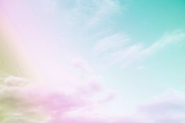 Gökyüzü ve bulutlar pastel tonlarda. Grafik tasarımı veya romantik aşk kavramının duvar kağıdı için renkli doğal arka plan.