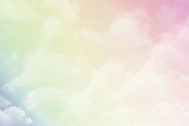 Gökyüzü ve bulutlar pastel tonlarda. Grafik tasarımı veya romantik aşk kavramının duvar kağıdı için renkli doğal arka plan.