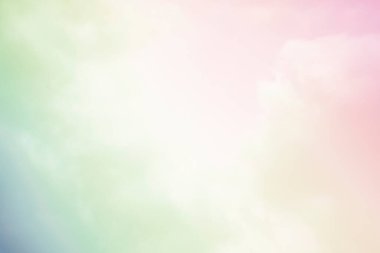 Gökyüzü ve bulutlar pastel tonlarda. Grafik tasarımı veya romantik aşk kavramının duvar kağıdı için renkli doğal arka plan.