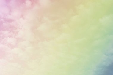 Gökyüzü ve bulutlar pastel tonlarda. Grafik tasarımı veya romantik aşk kavramının duvar kağıdı için renkli doğal arka plan.