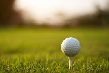 Golf sahasında güzel bir golf sahasında sabah güneşiyle. İlk kısa sürede golfe hazır. Dünyanın dört bir yanındaki insanlar tatillerde sağlık için oynuyorlar..