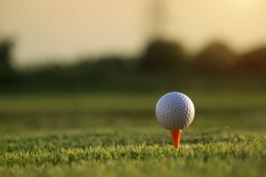 Golf sahasında güzel bir golf sahasında sabah güneşiyle. İlk kısa sürede golfe hazır. Dünyanın dört bir yanındaki insanlar tatillerde sağlık için oynuyorlar..